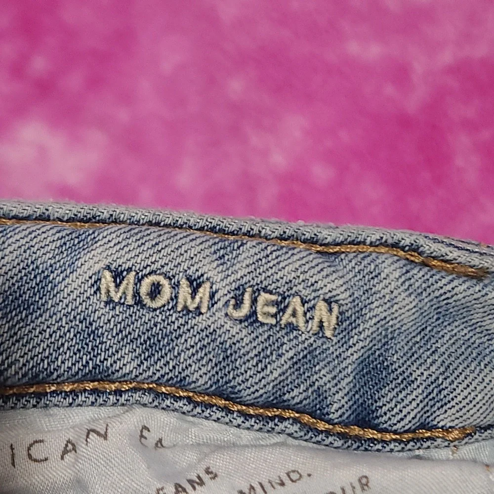 American Eagle  Women's Size 6 Reg Mom Jeans Light Wash Stretch Distressed Denim